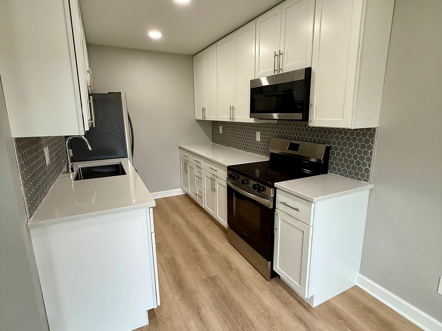 1 bed, 900 sqft, $1,200 — Photo 3