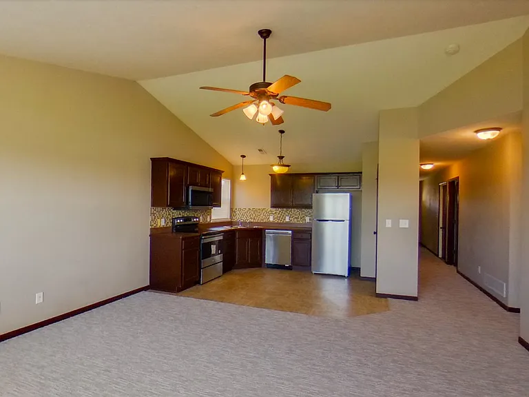 513 Brooklawn Dr — Photo 2