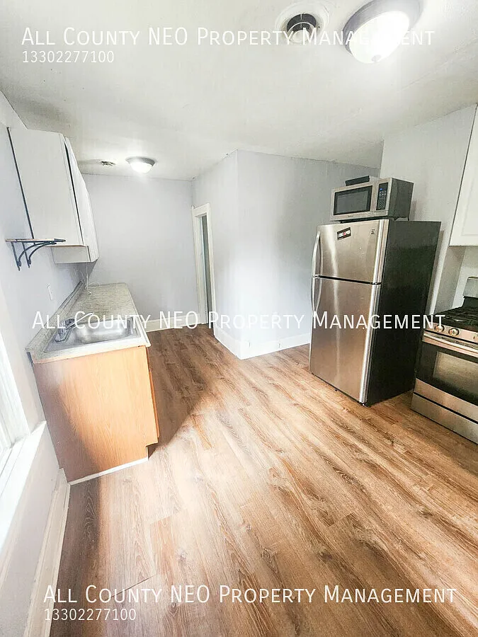 Welcome to this 2 bedroom, 1 bath unit in Ohio City. — Photo 3