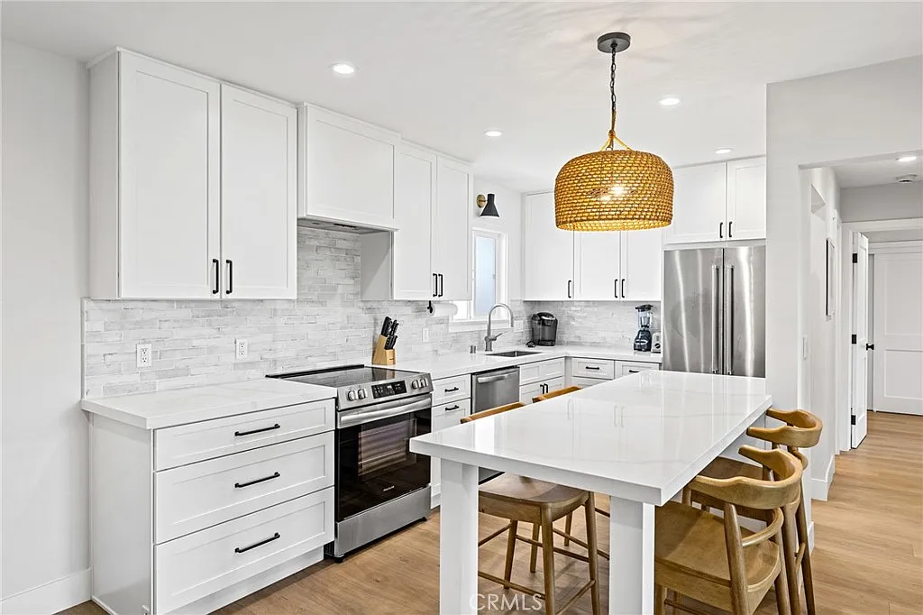 2 bed, 879 sqft, $6,950 — Photo 1