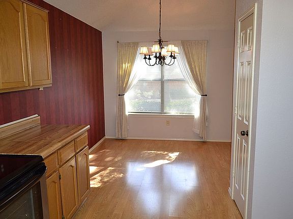 3rd image of 621 Thompson Dr