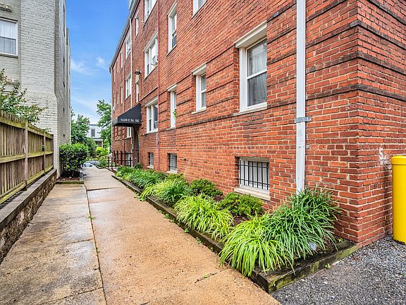 2nd image of 1620 C St SE APT 8