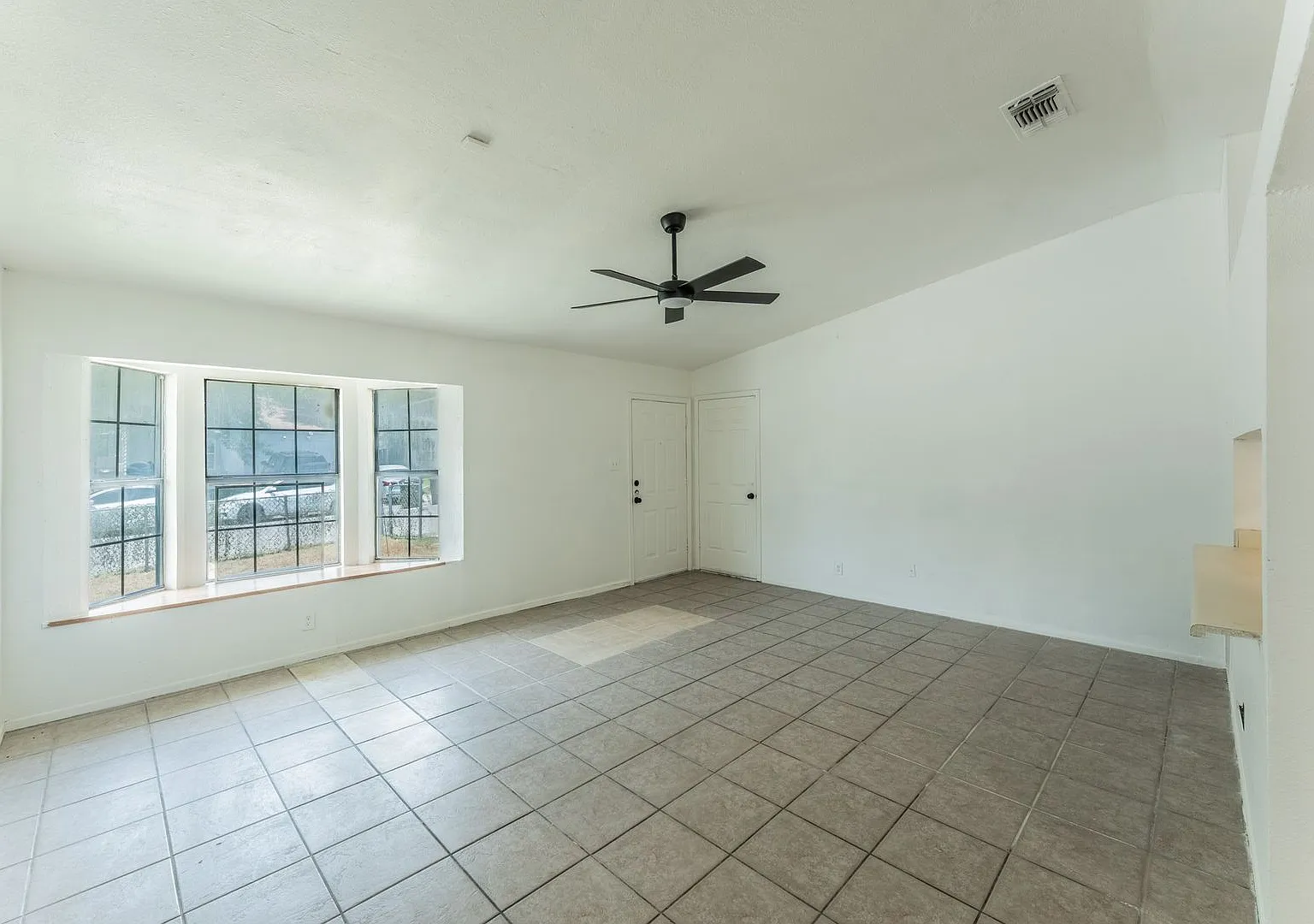 4 Bed / 2 Bath Home - Northeast San Antonio — Photo 2