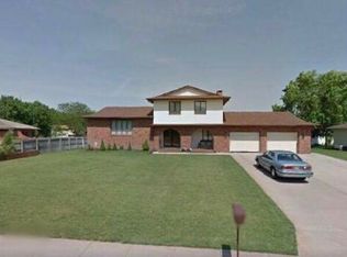 1233 Sheridan Dr, Hastings, NE 68901