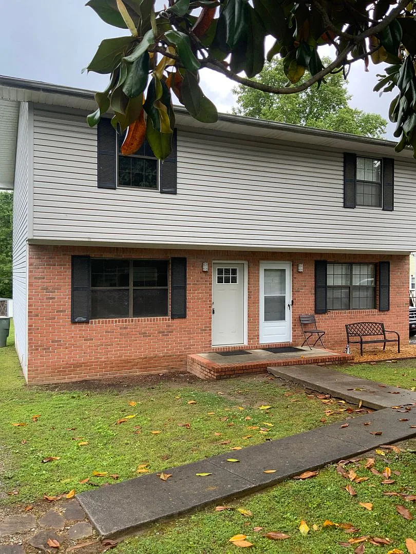 Great Location! 2 Bedroom Duplex — Photo 1