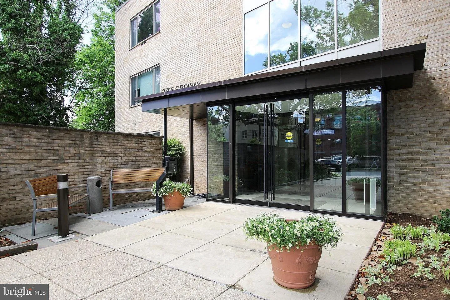 Spacious Studio in the Heart of Cleveland Park Incredible Location — Photo 1