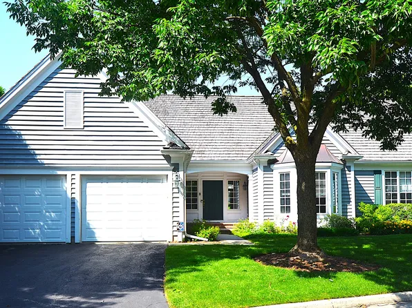 765 S Camelot Ct, Lake Forest, IL 60045