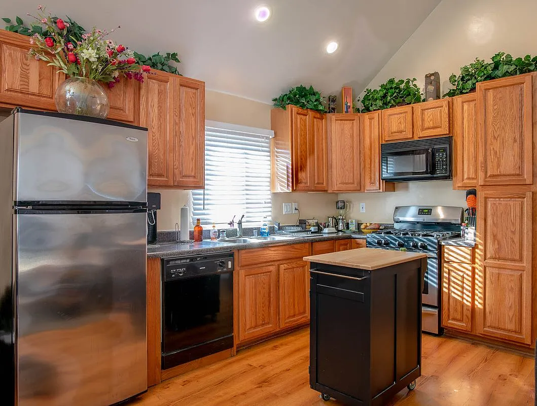 1 bed, 1.0 bath, 800 sqft, $2,400 — Photo 3