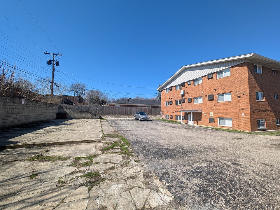 1st image of 120 Cromwell Pl #4