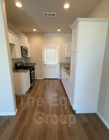 505 S Summit St #102 — Photo 5
