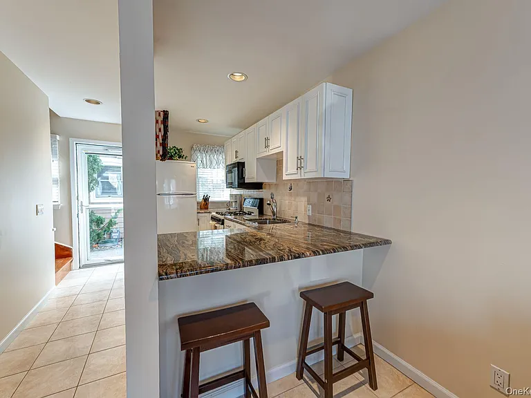 49 Canoe Place Rd #212 — Photo 5