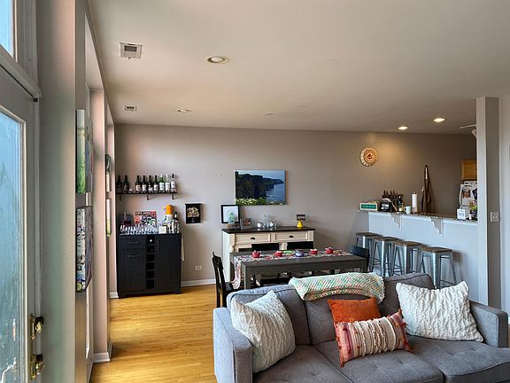 3rd image of 2735 N Lincoln Ave APT 3S