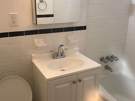 5th image of 3443 Crescent St APT Lj