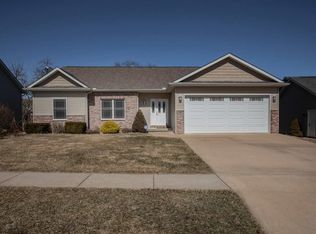 505 N 8th St, Le Claire, IA 52753