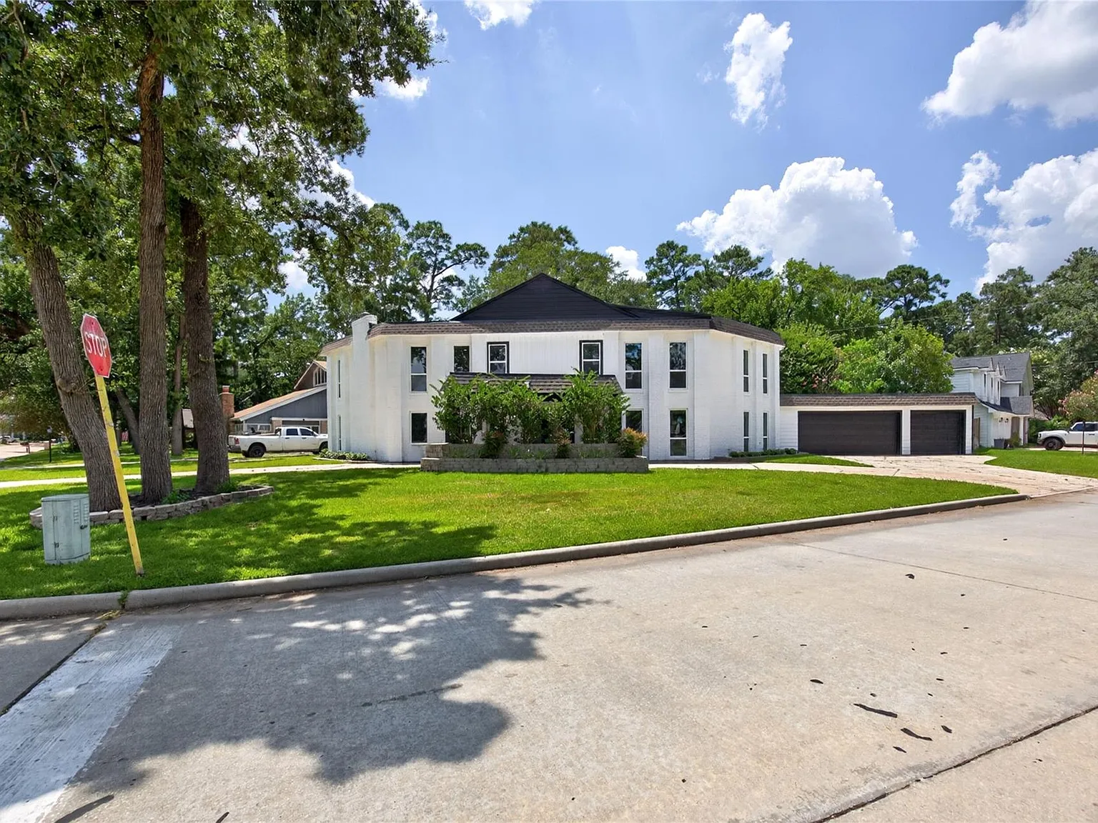 5 bed, 4.0 bath, 4059 sqft, $4,200 — Photo 3