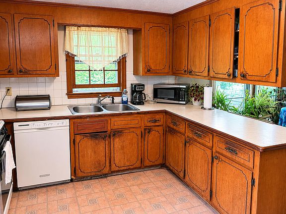 3rd image of 39 Indian Trail