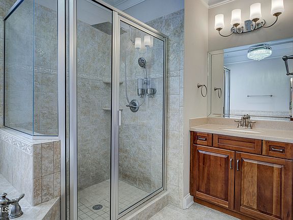 30th image of 405 Heather View Dr