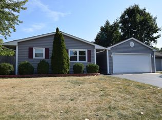 756 Navajo Dr, Carpentersville, IL
