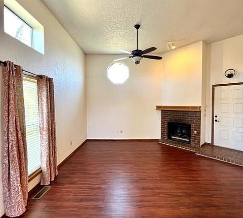 5th image of 2300 N Lincoln Ave