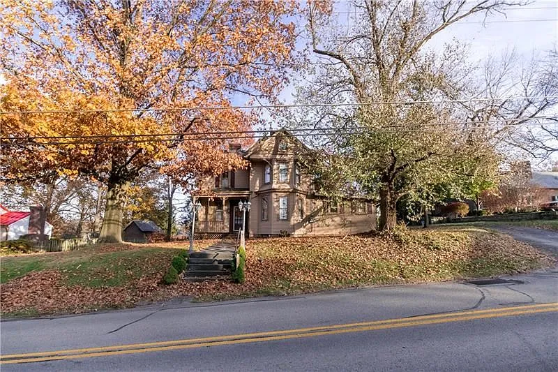 249 Derrick Ave photo 1