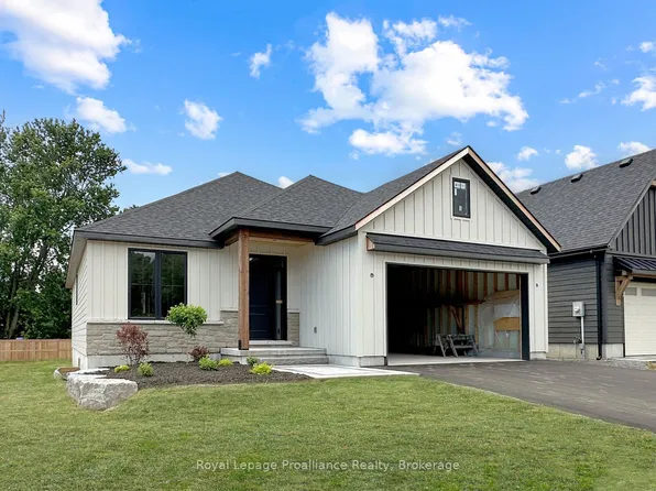 33 Deerview Dr, Quinte West, ON K8V 0L8
