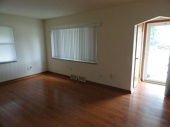 4th image of 117 Fairway St