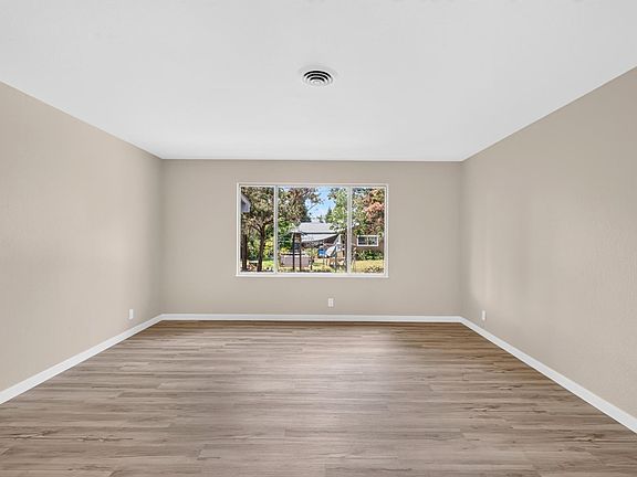 3rd image of 2552 Tamarisk Ave
