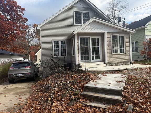 2nd image of 935 Woodland Bch