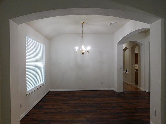 3rd image of 207 Holmstrom St