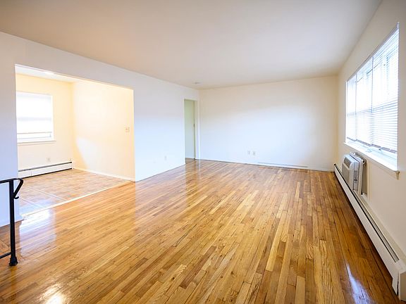 4th image of 90 Essex St #A571eed93