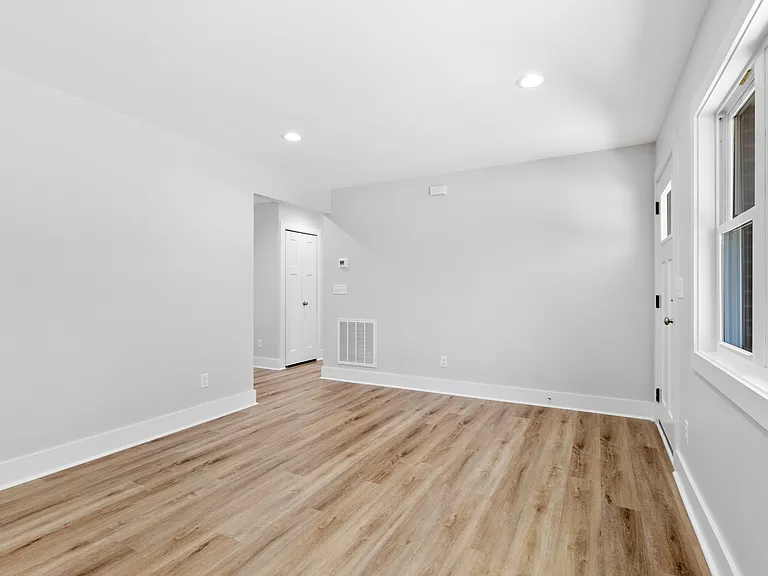 58 W Oakview Rd — Photo 10