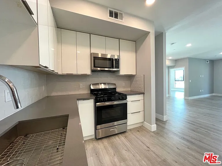 14612 Calvert St #401 — Photo 7