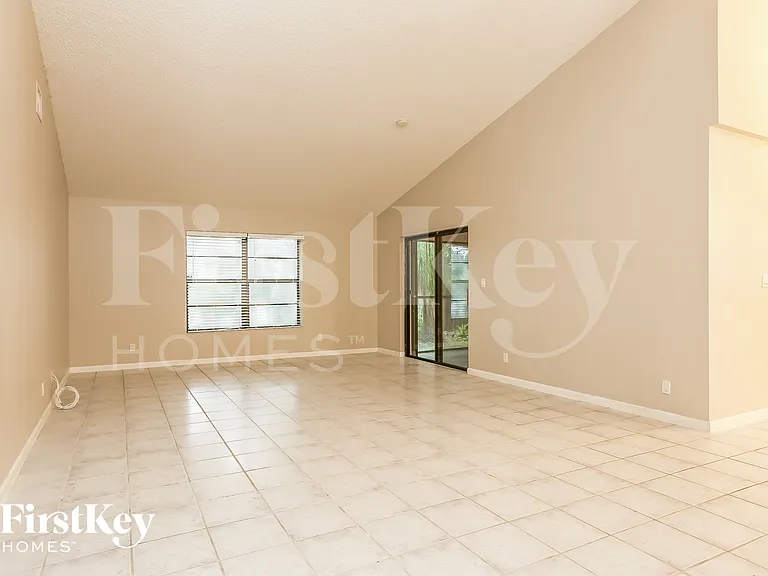 1647 SW 30th Ter — Photo 4