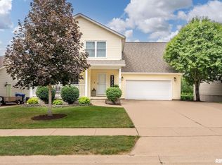 6810 Cresthill Dr, Davenport, IA 52806