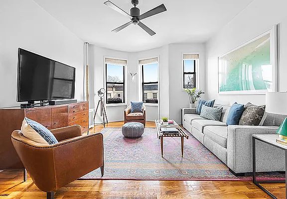 3rd image of 456 15th St APT 3R