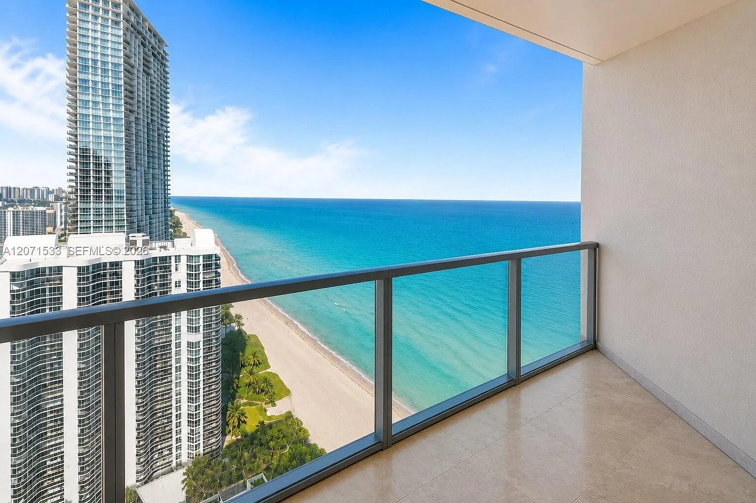 La Perla Condo — Photo 1