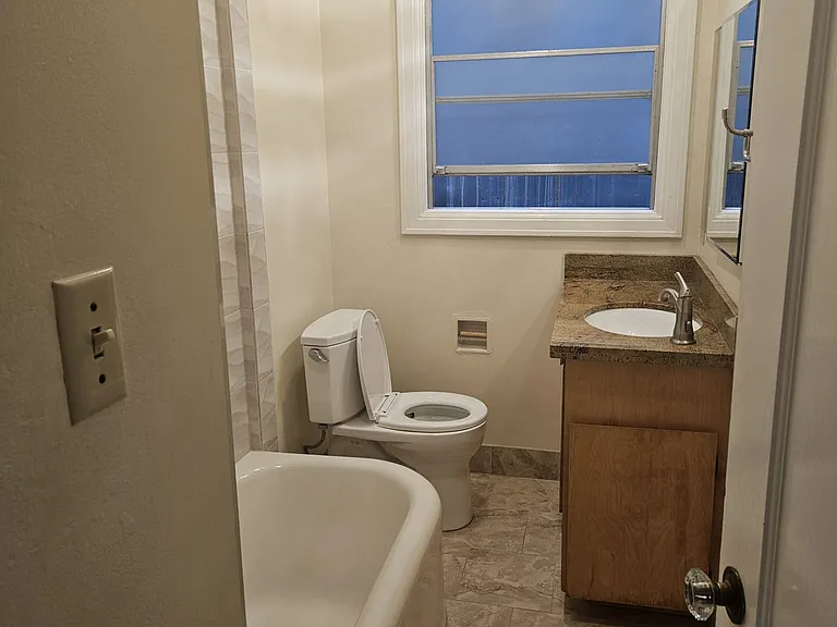 1021 Warfield Ave #5 — Photo 21