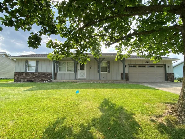 2134 Douglas St, Charleston, IL 61920