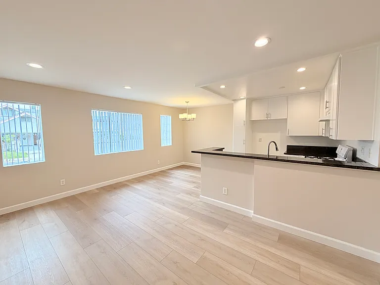 615 W Milford St — Photo 14