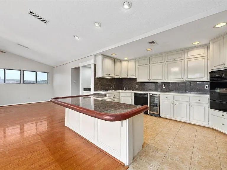 400 W Texas Ave #4 — Photo 2