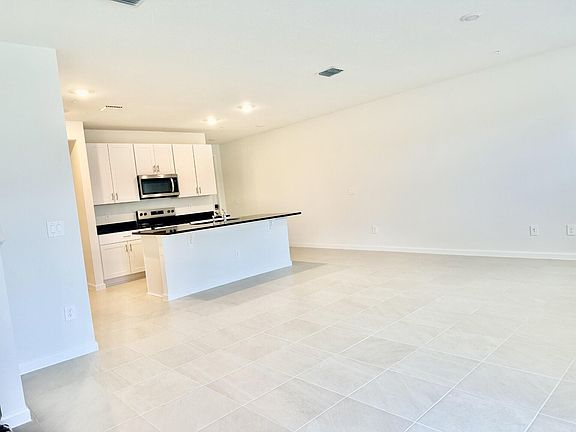 4th image of 586 Salisbury Cir