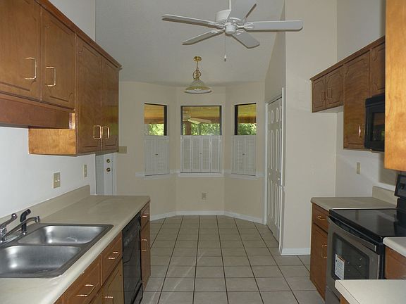 3rd image of 1027 Country Place Dr
