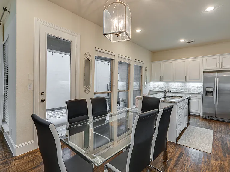 625 Surrey Ln — Photo 9