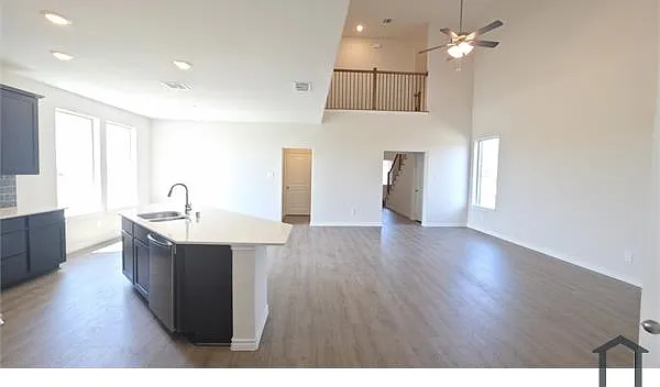 4 bed, 2208 sqft, $3,200 — Photo 4