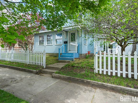 2nd image of 1820 Coit Ave NE