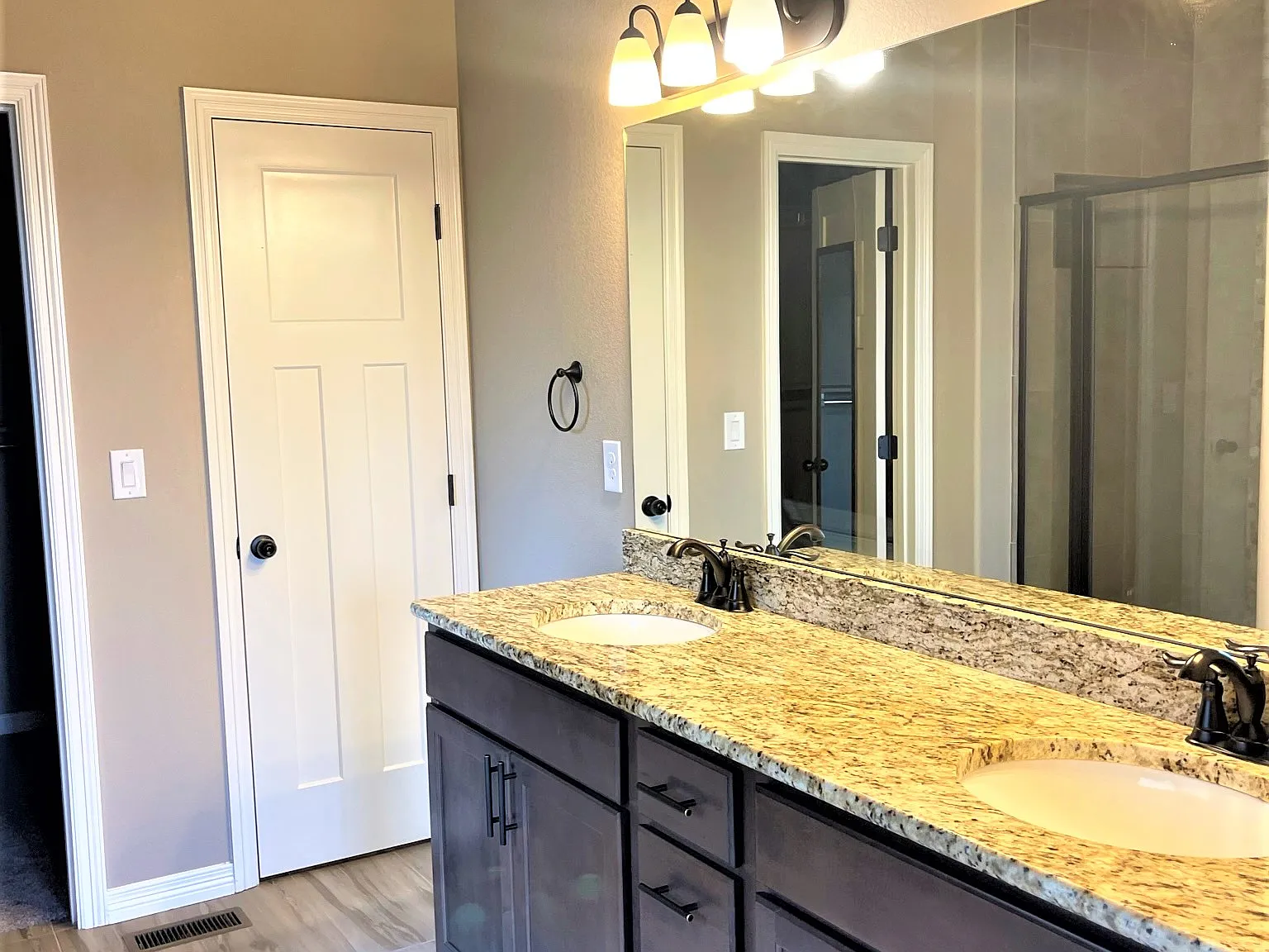 5 bed, 3296 sqft, $2,879 — Photo 3