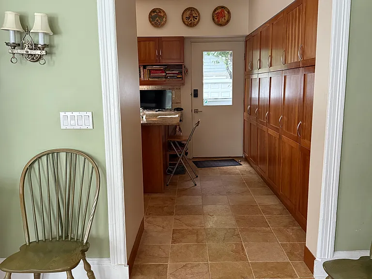 entry to kitchen from dining room
