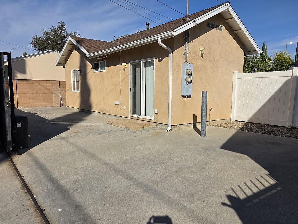 Private entrance from the ally with remote control gate, 3 cars parking