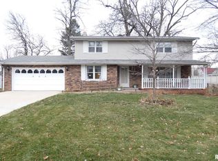 825 W Kensington Dr, Peoria, IL