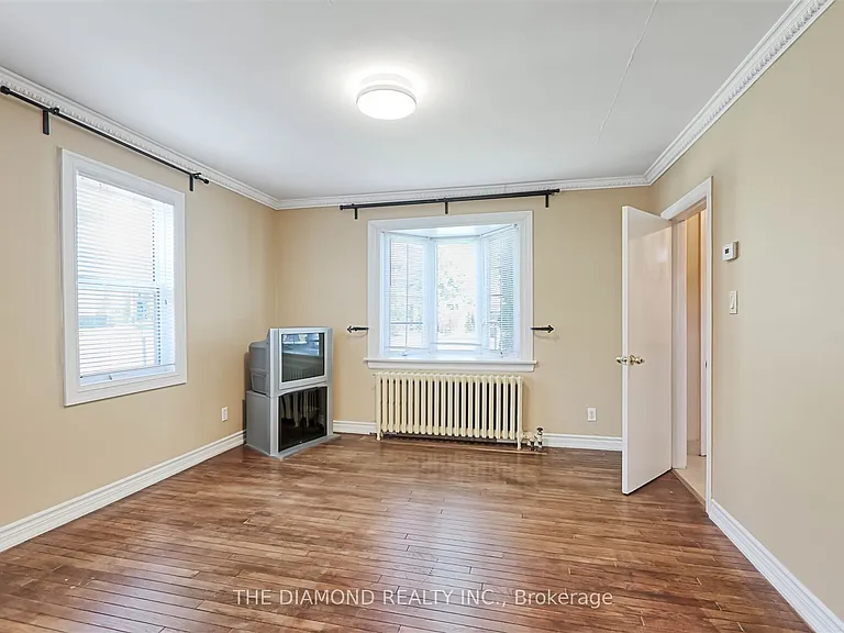 3927 Bloor St W — Photo 24